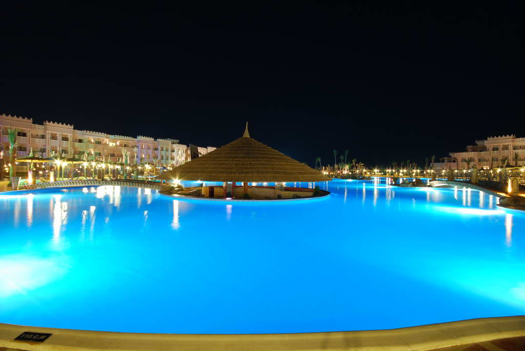 Египет, Хургада, Отель: Albatros Palace 5* Бар в бассейне.